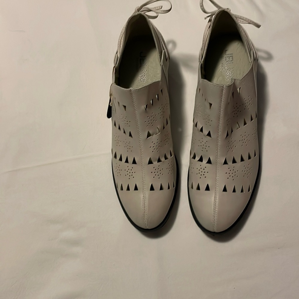 Woman’s JBU shoes NWOT.     152